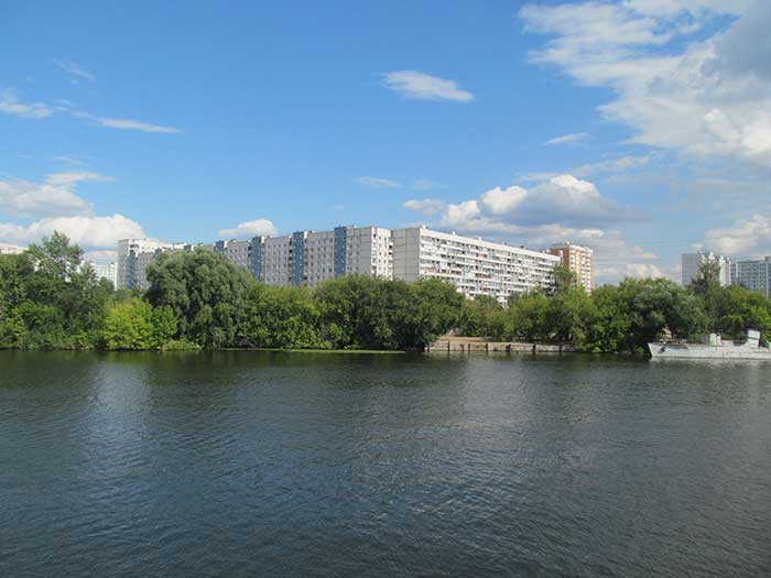 На противоположном берегу Москва - реки - панельные дома 80-х годов. Эта застройка никуда не денется.