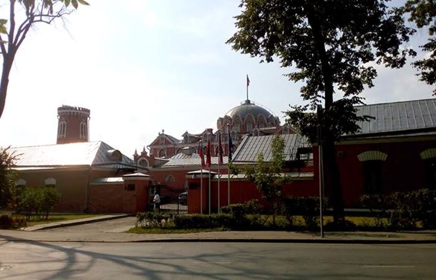 Петровский дворец со стороны парка