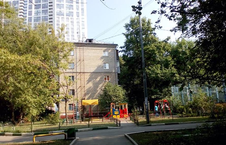 Двор с детской площадкой в районе Аэропорт