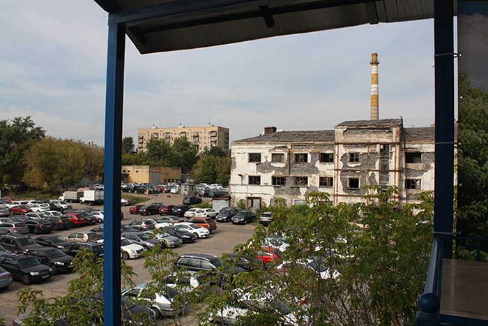 Вид со стройплощадки на парковку соседнего бизнес-центра
