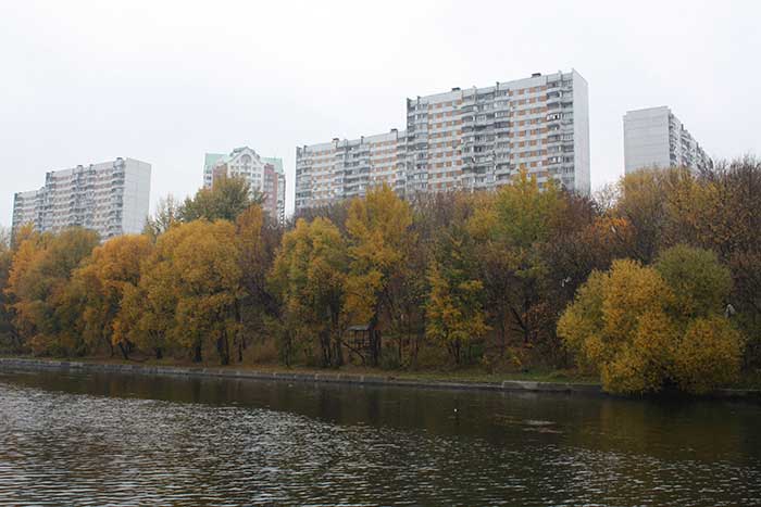 Набережная в сторону шлюза от жилого комплекса «Утесов»