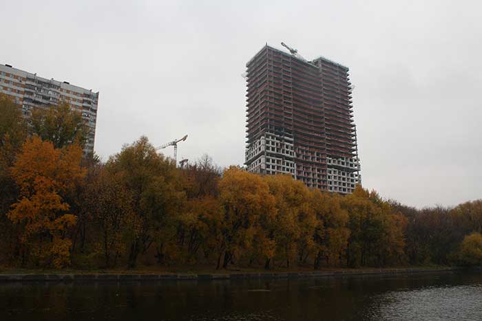 Вид на ЖК «Утесов» со стороны Москвы-реки