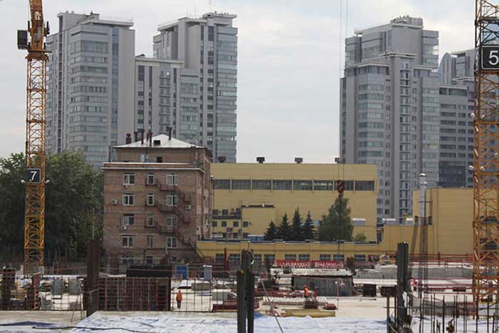 Виды со стройплощадки, желтое здание — конструкторское бюро